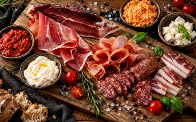 Suhomesnati proizvodi i domaći namazi: ajvar, kajmak, urnebes i mladi sir kao prirodni saveznici ukusa